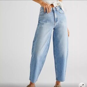 Free People We The Free Westward Barrel Denim Jeans Size 27 Tapered Leg - EUC